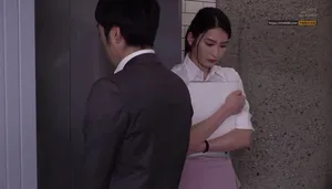 Em thư ký tội tình bị cấp trên bắt vào khách sạn phục vụ đối tác