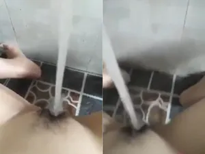 Bạn gái móc lồn cực mạnh với vòi nước