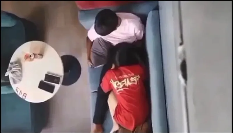 Quay lén ghệ bú mút cho ghệ nơi công cộng